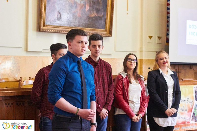 Diákparlament a Megyeházán