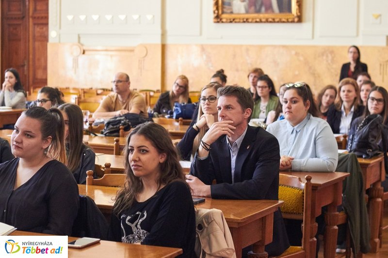 Diákparlament a Megyeházán