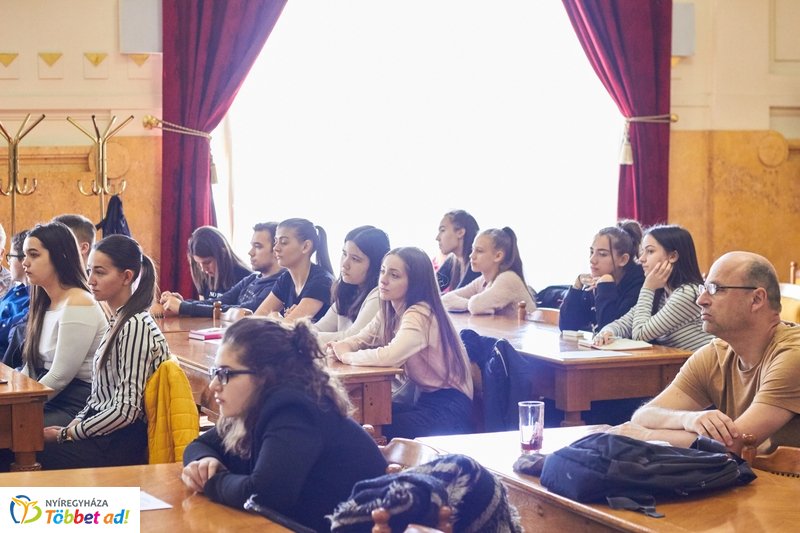 Diákparlament a Megyeházán