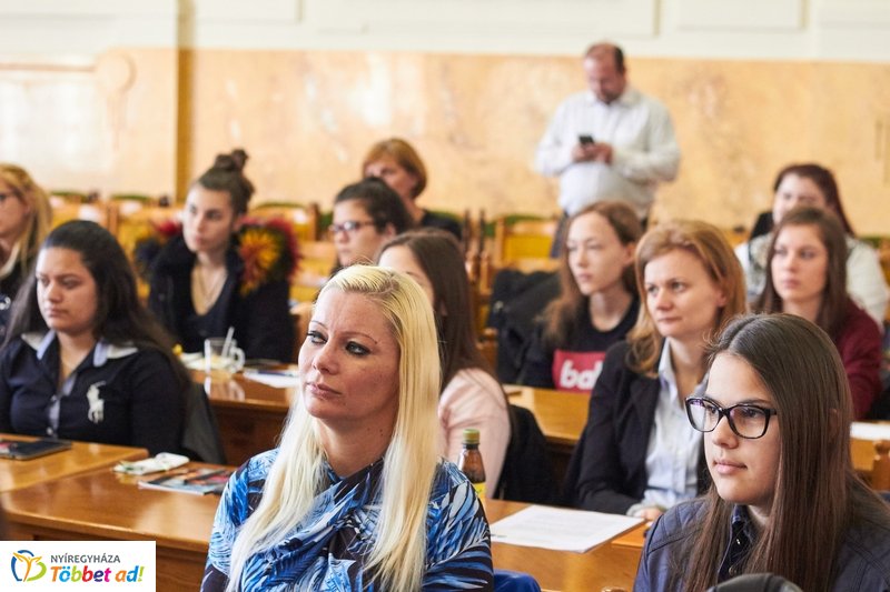 Diákparlament a Megyeházán