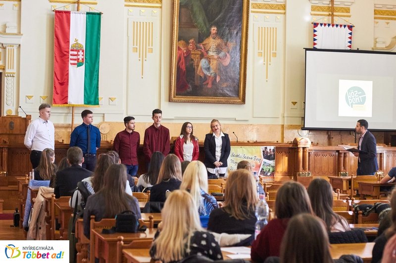 Diákparlament a Megyeházán