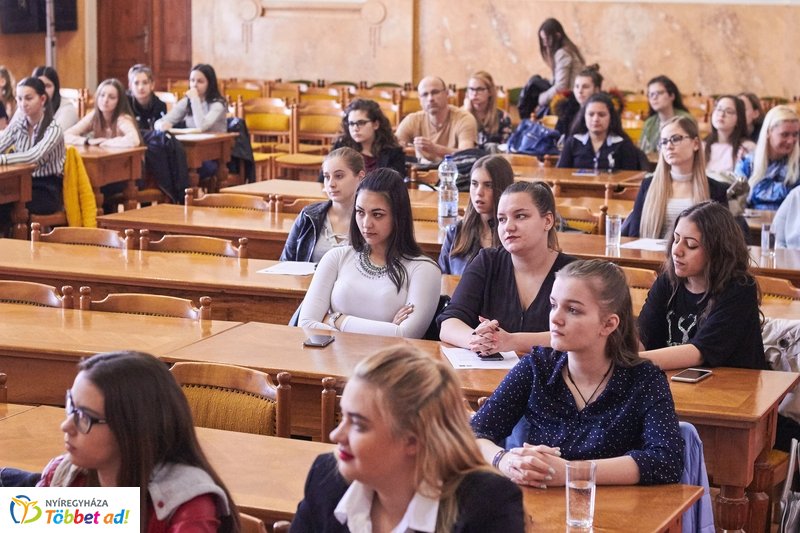 Diákparlament a Megyeházán