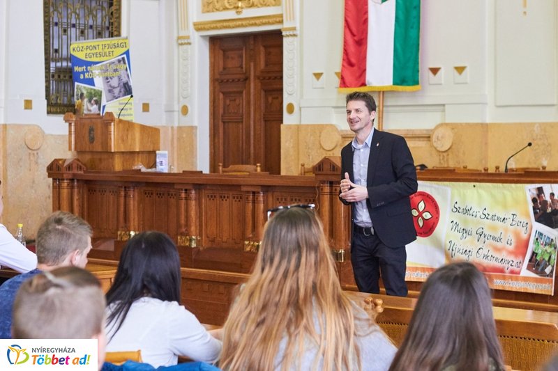 Diákparlament a Megyeházán
