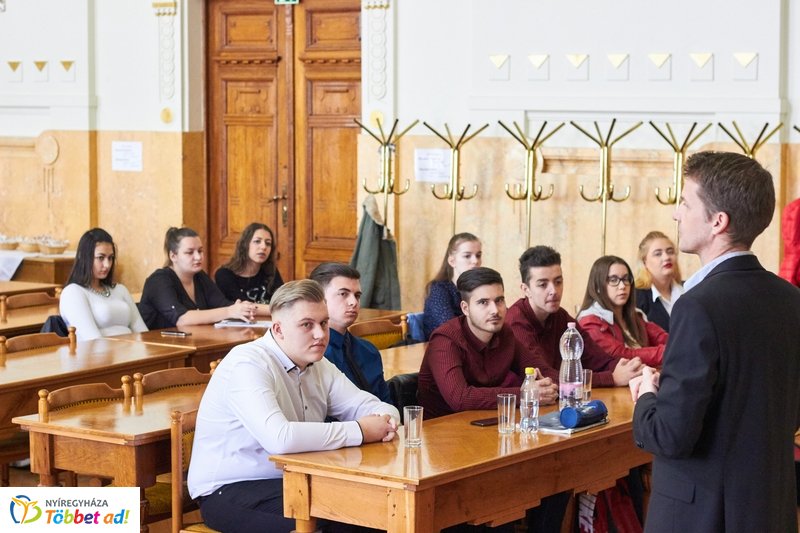 Diákparlament a Megyeházán