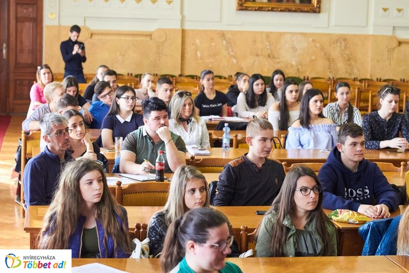 Diákparlament a Megyeházán