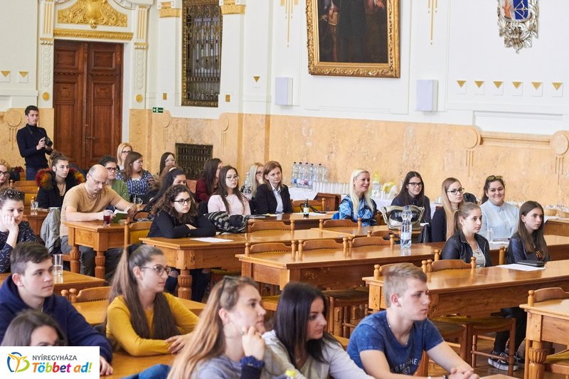 Diákparlament a Megyeházán