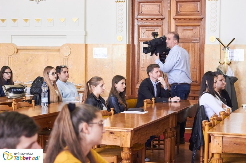 Diákparlament a Megyeházán