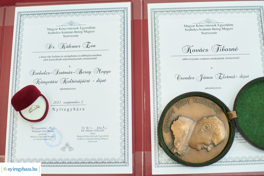 Díjátadó a könyvtárban