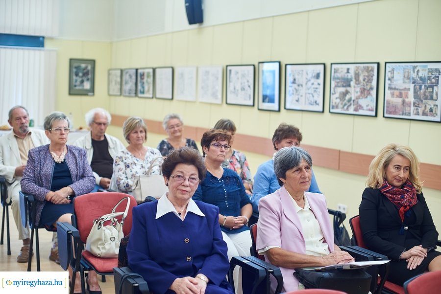 Díjátadó a könyvtárban