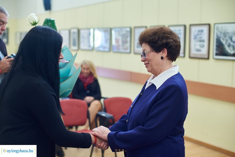 Díjátadó a könyvtárban