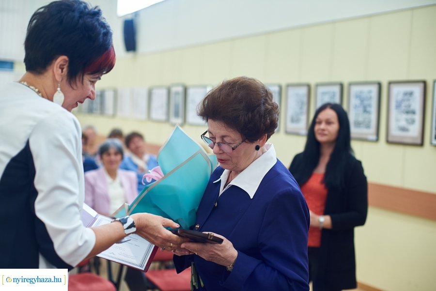 Díjátadó a könyvtárban