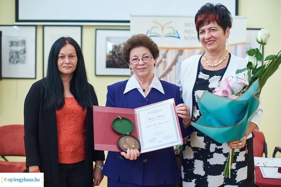 Díjátadó a könyvtárban