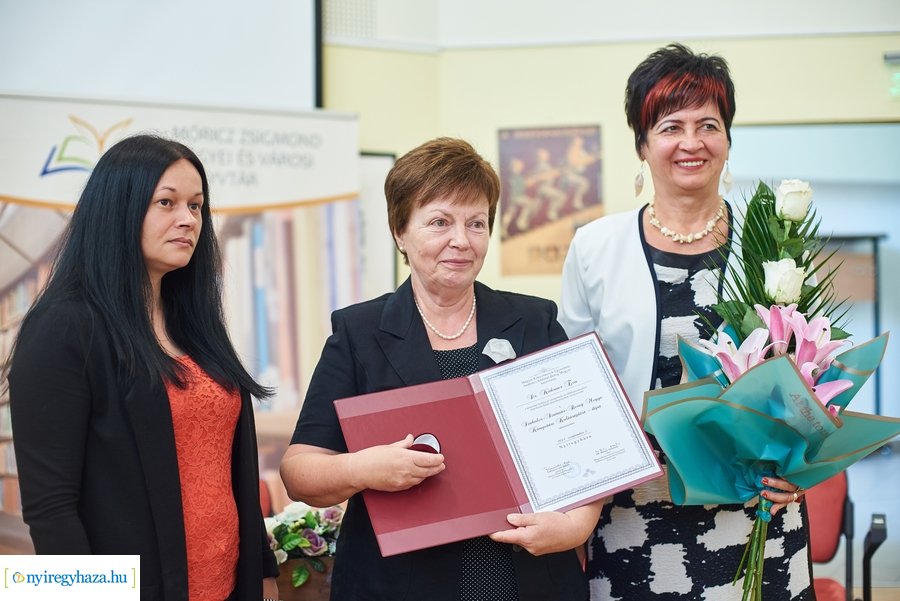 Díjátadó a könyvtárban