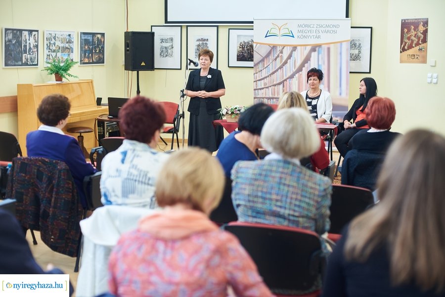 Díjátadó a könyvtárban