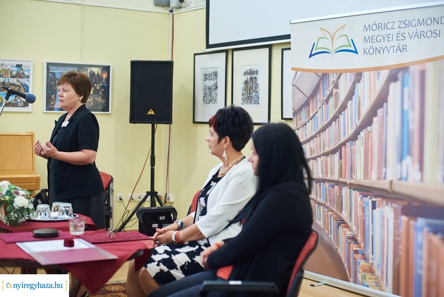 Díjátadó a könyvtárban