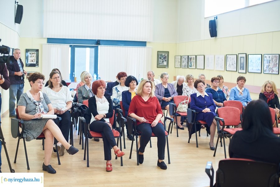 Díjátadó a könyvtárban