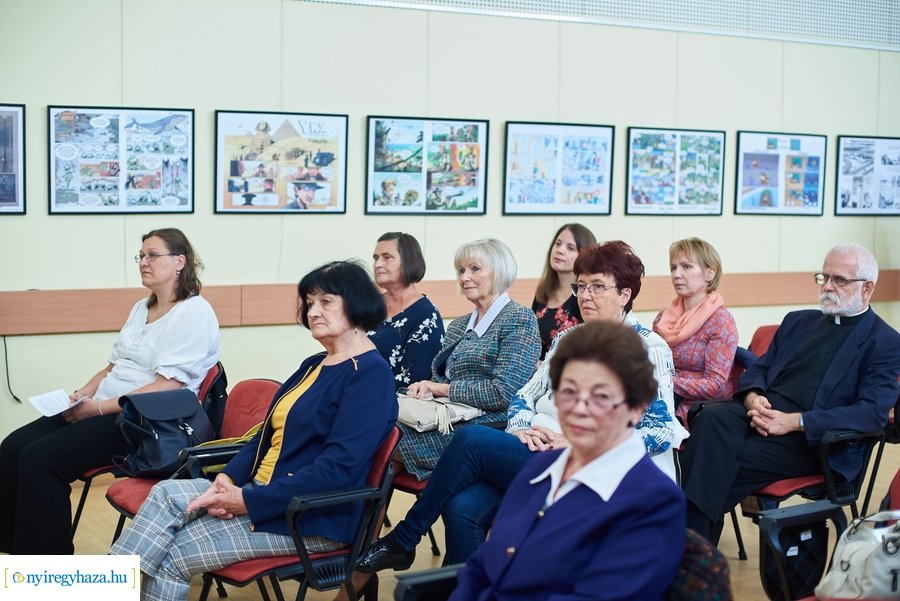 Díjátadó a könyvtárban