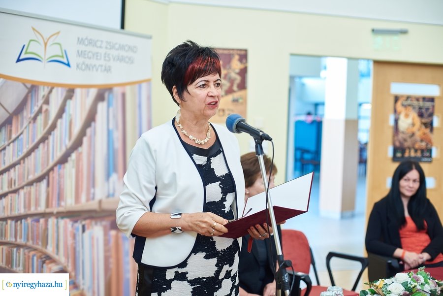 Díjátadó a könyvtárban