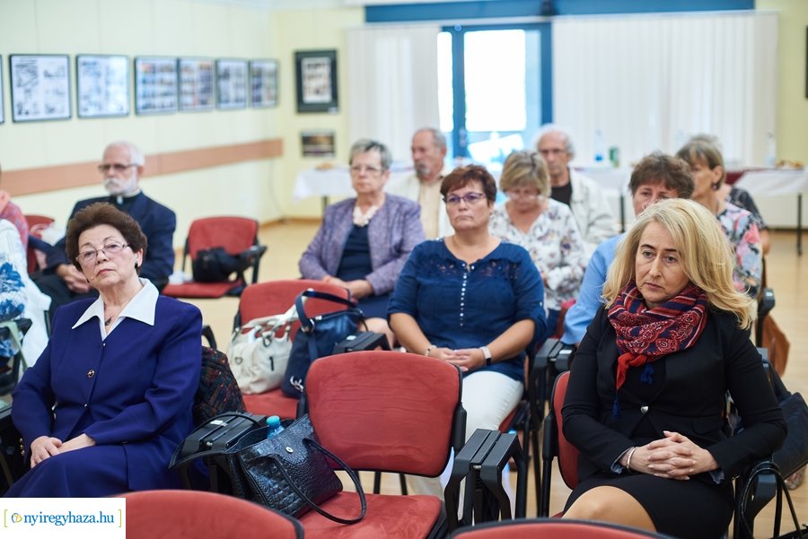 Díjátadó a könyvtárban