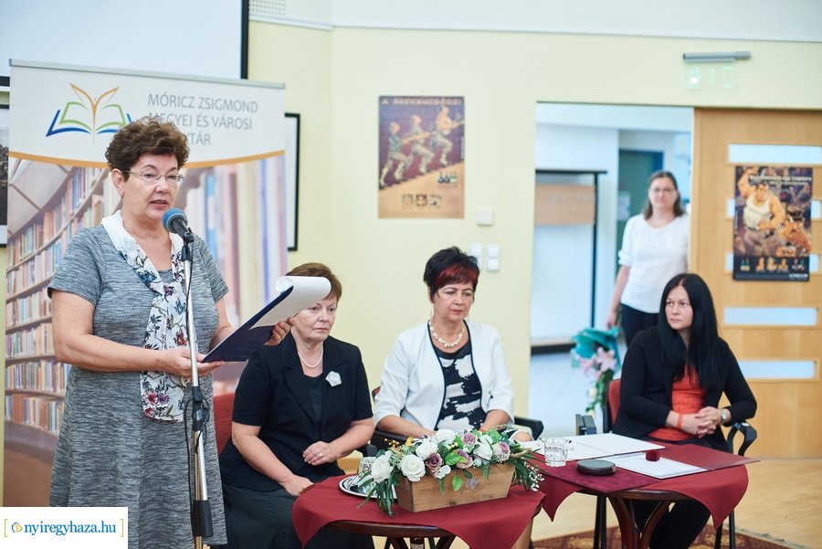 Díjátadó a könyvtárban