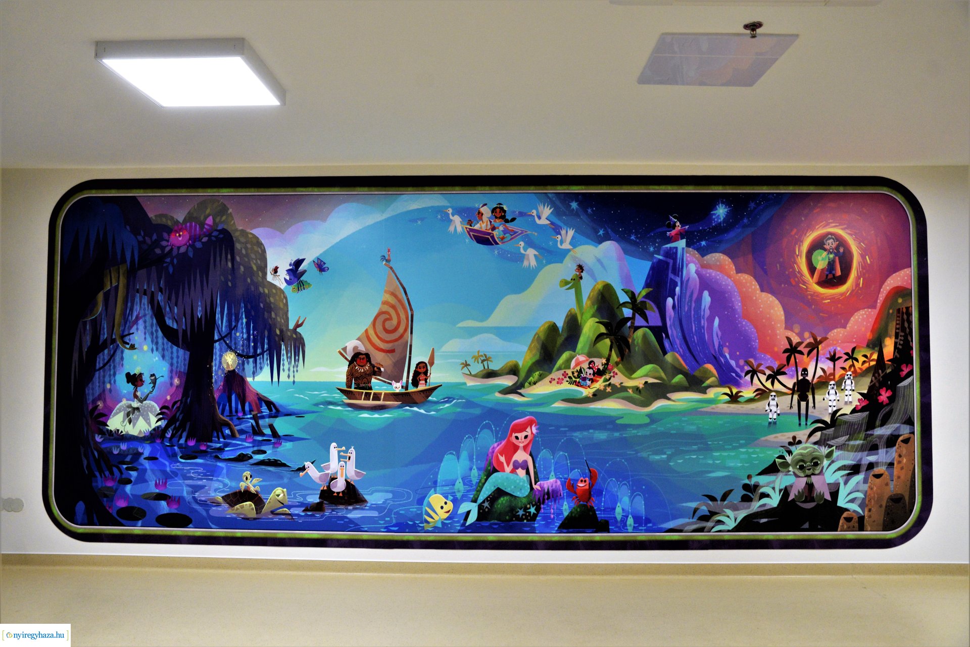 Disney figurák a Gyermekosztály falán