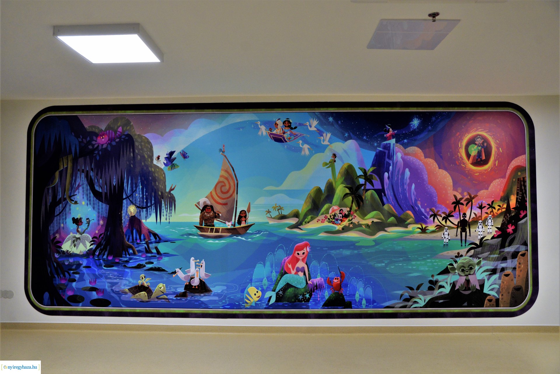 Disney figurák a Gyermekosztály falán