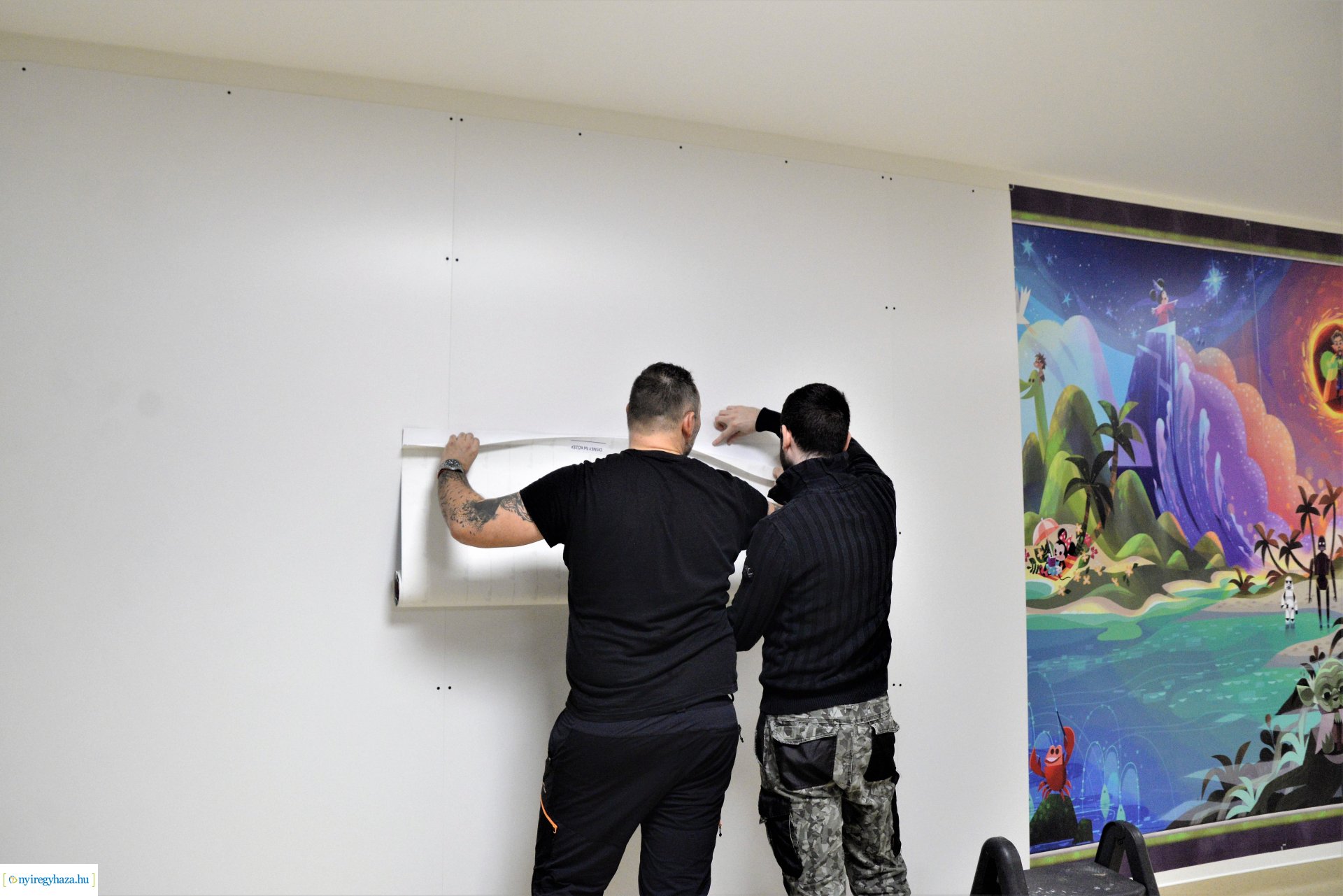 Disney figurák a Gyermekosztály falán