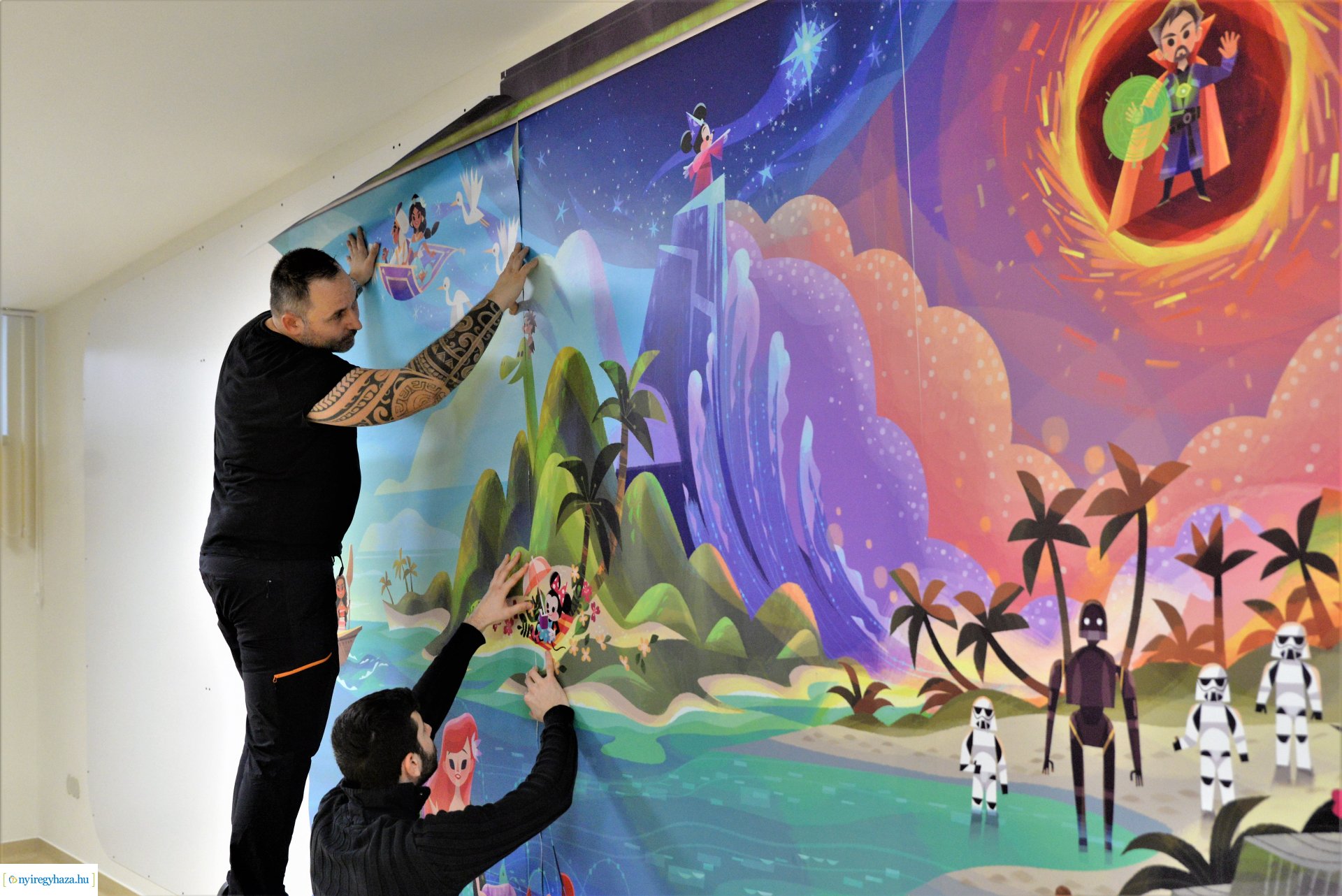 Disney figurák a Gyermekosztály falán