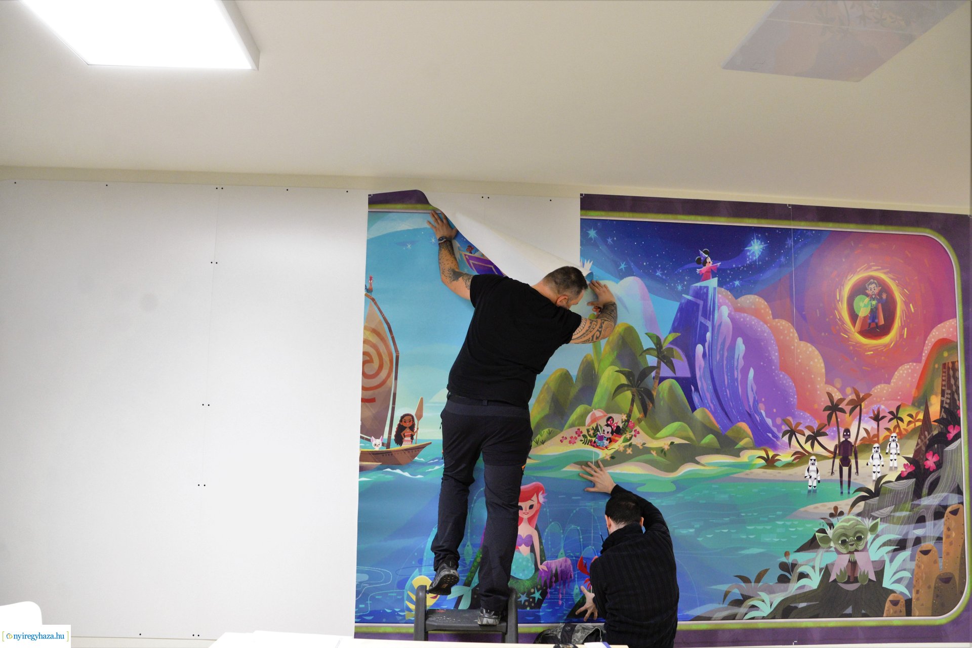 Disney figurák a Gyermekosztály falán