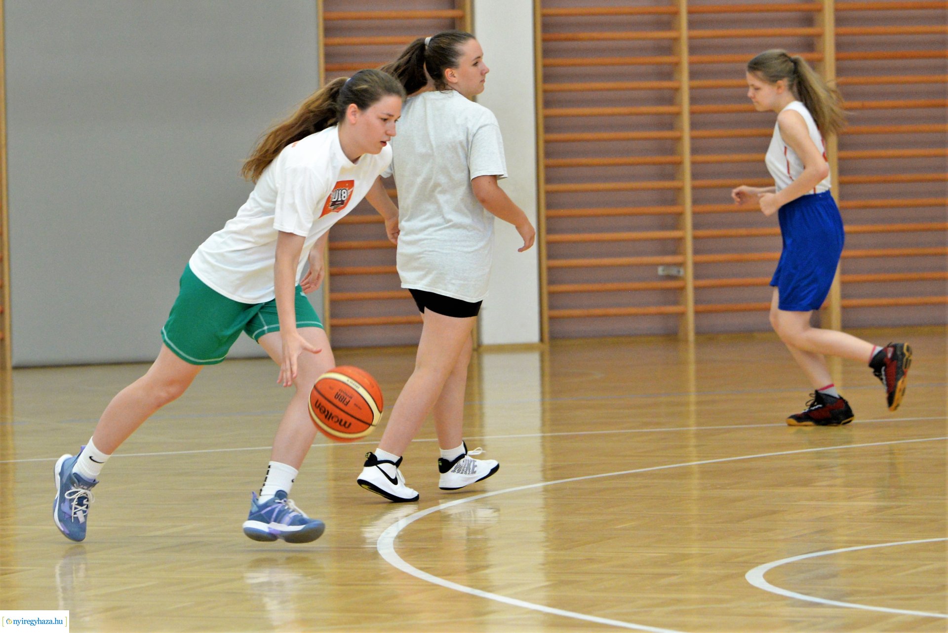 Dobó Lilla kosárlabdázó  hazaérkezett a korosztályos Európa - bajnokságról