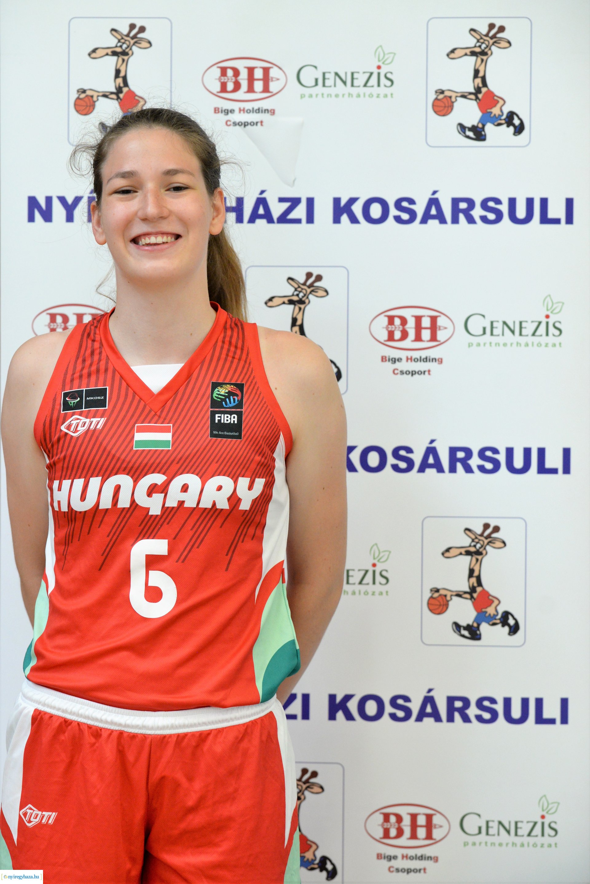 Dobó Lilla kosárlabdázó  hazaérkezett a korosztályos Európa - bajnokságról