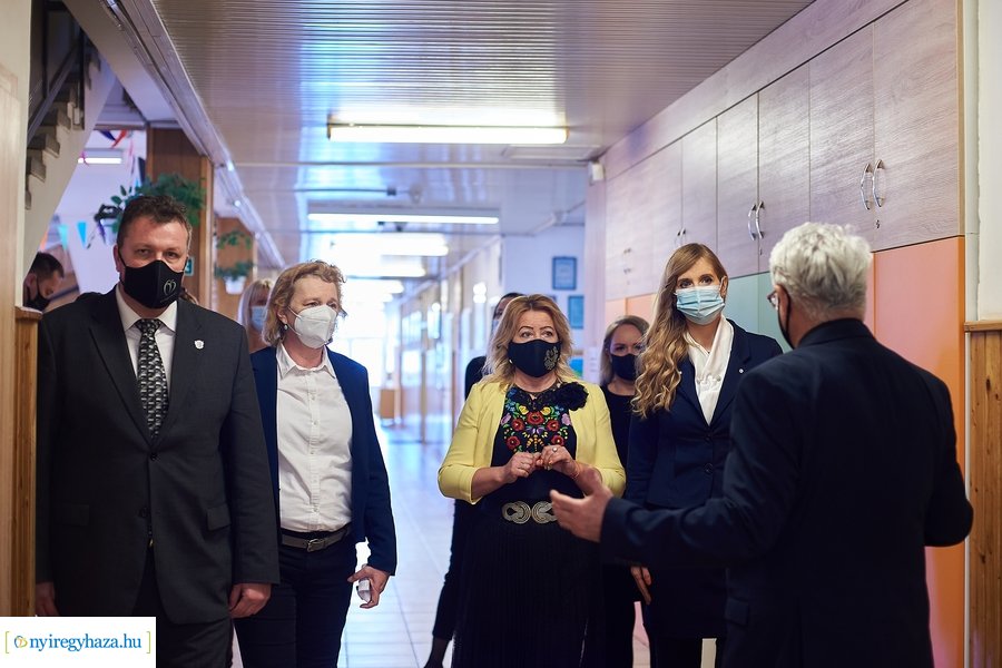 Dr Szabó Tünde látogatása a Móricz iskolában