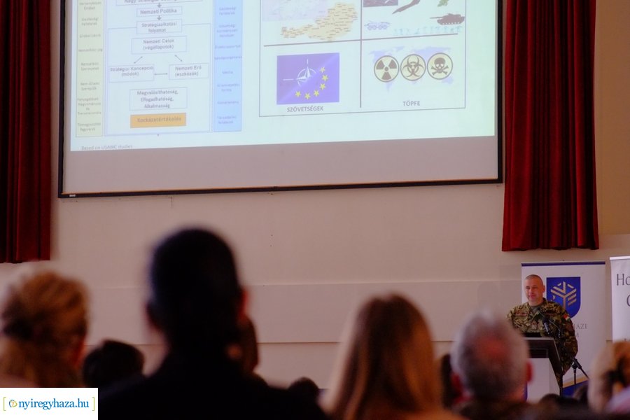 Dr. Ruszin-Szendi Romulusz előadása az egyetemen 20230413