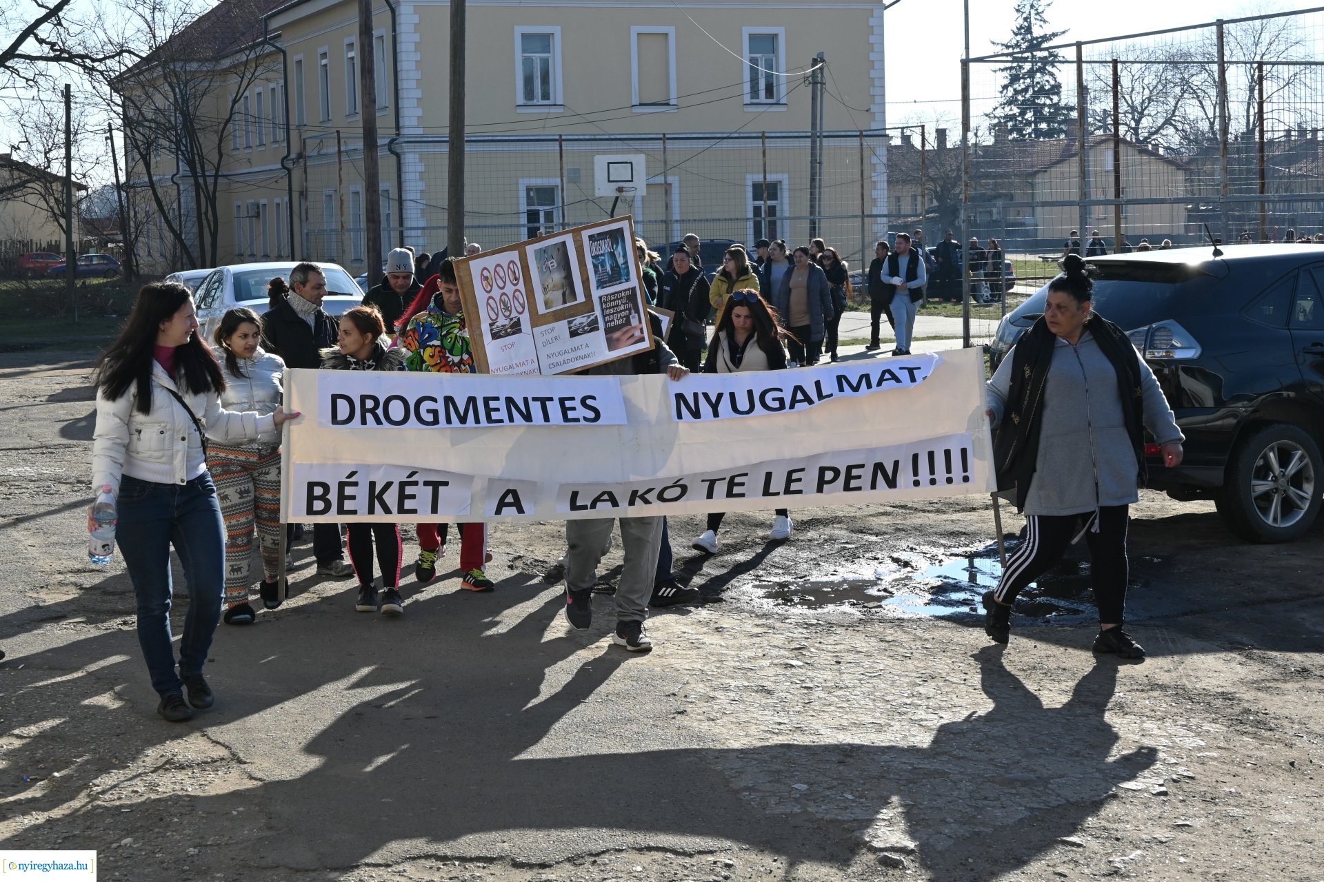 Drogellenes felvonulás a Huszártelepen