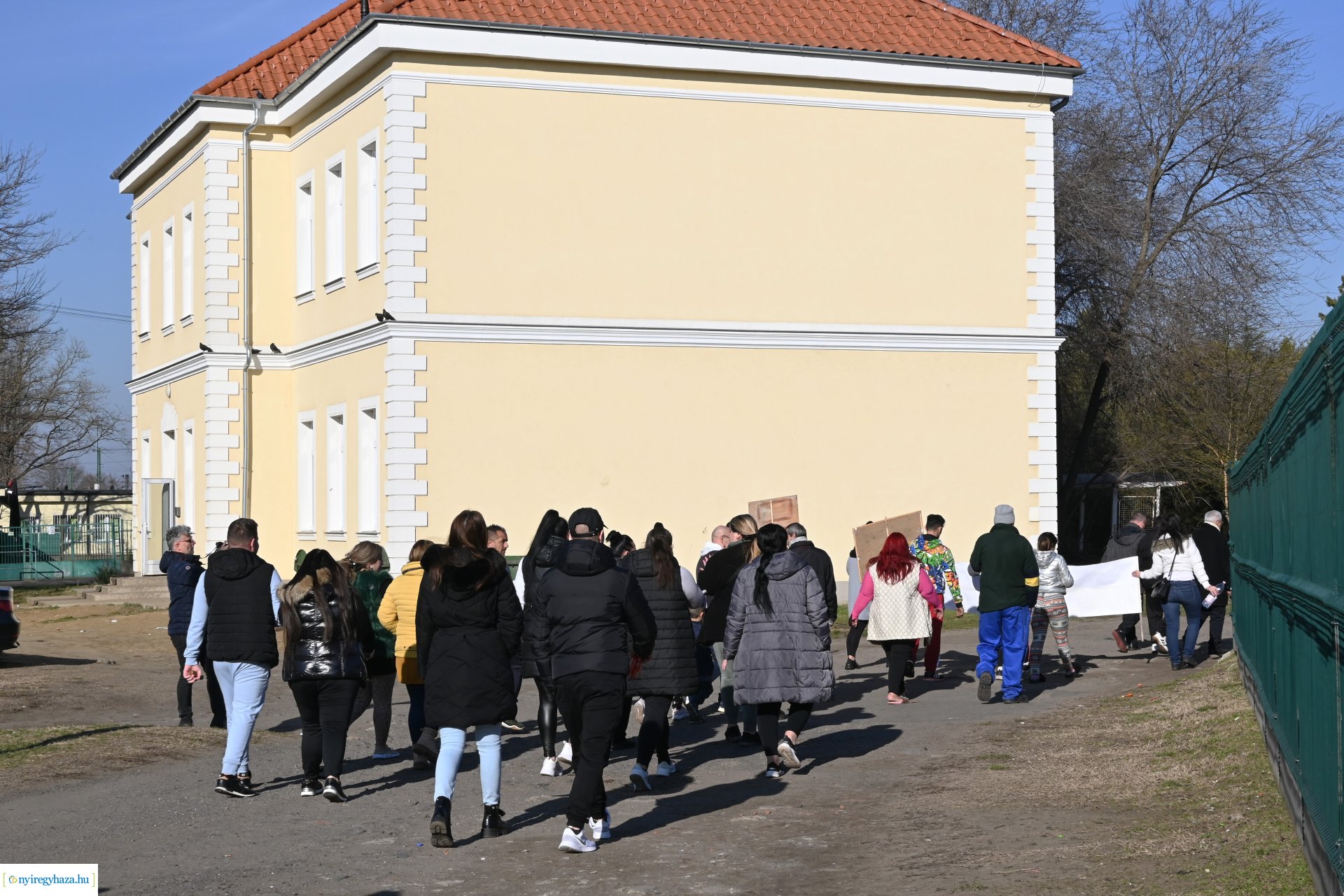 Drogellenes felvonulás a Huszártelepen