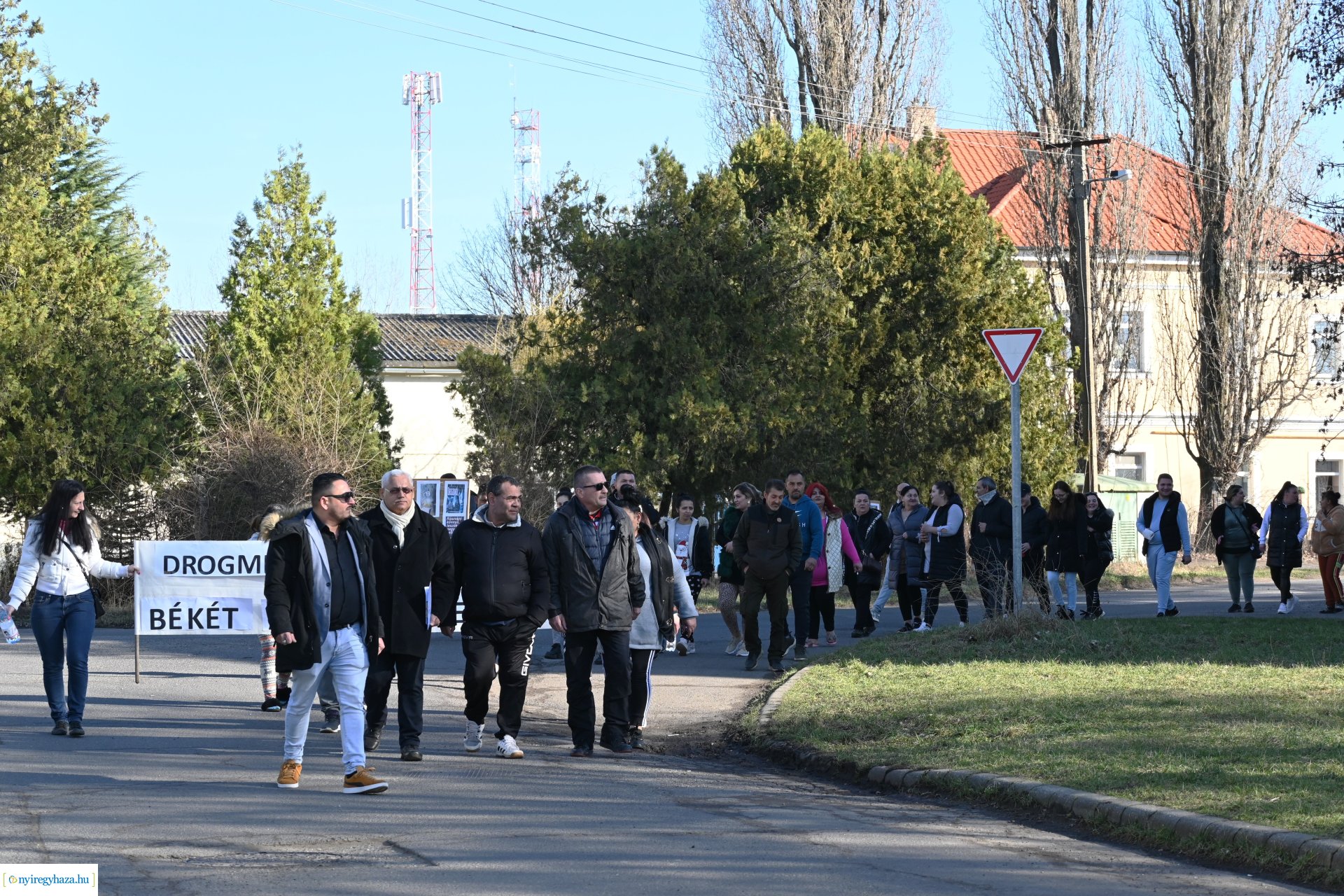 Drogellenes felvonulás a Huszártelepen