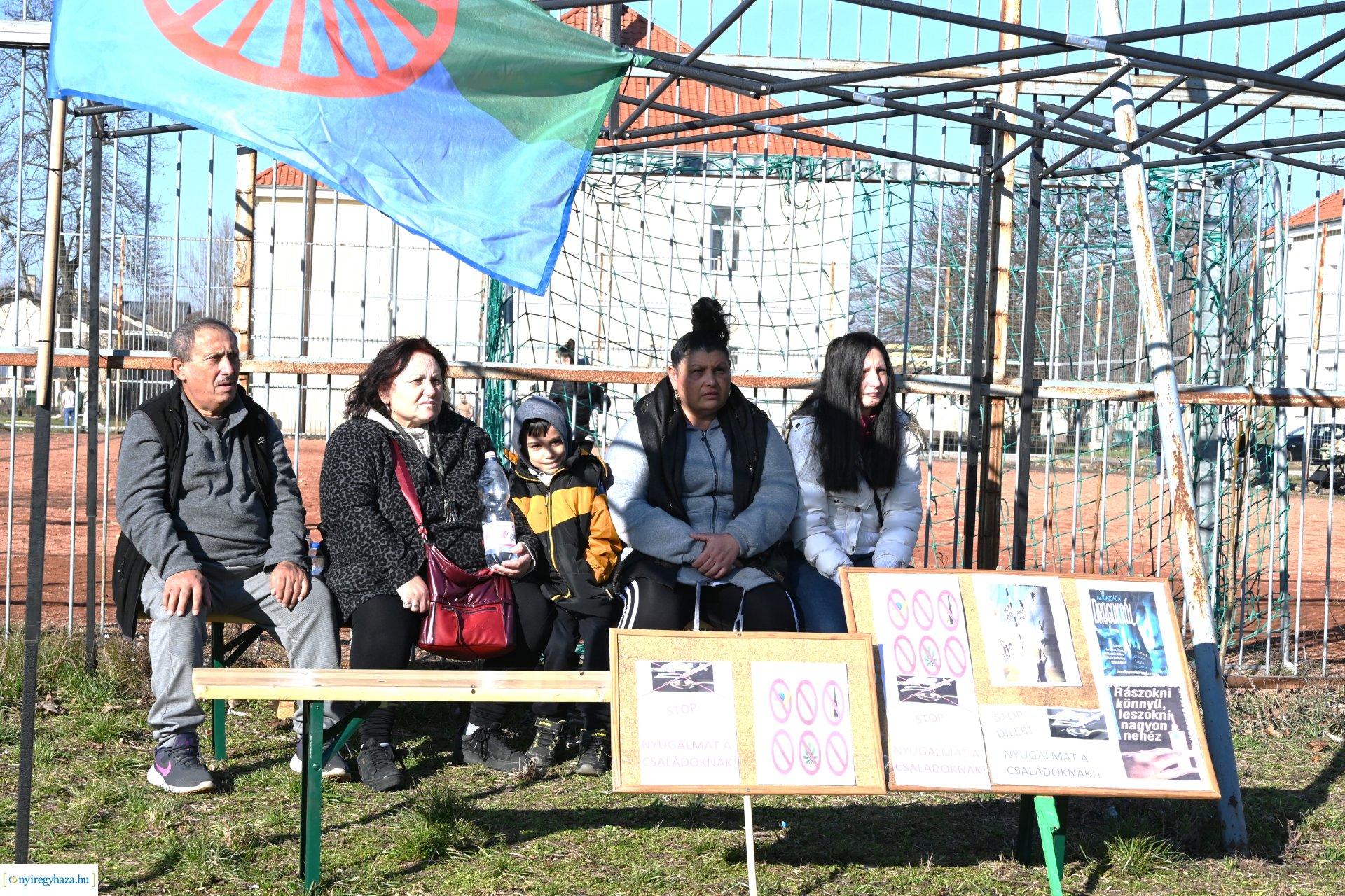 Drogellenes felvonulás a Huszártelepen