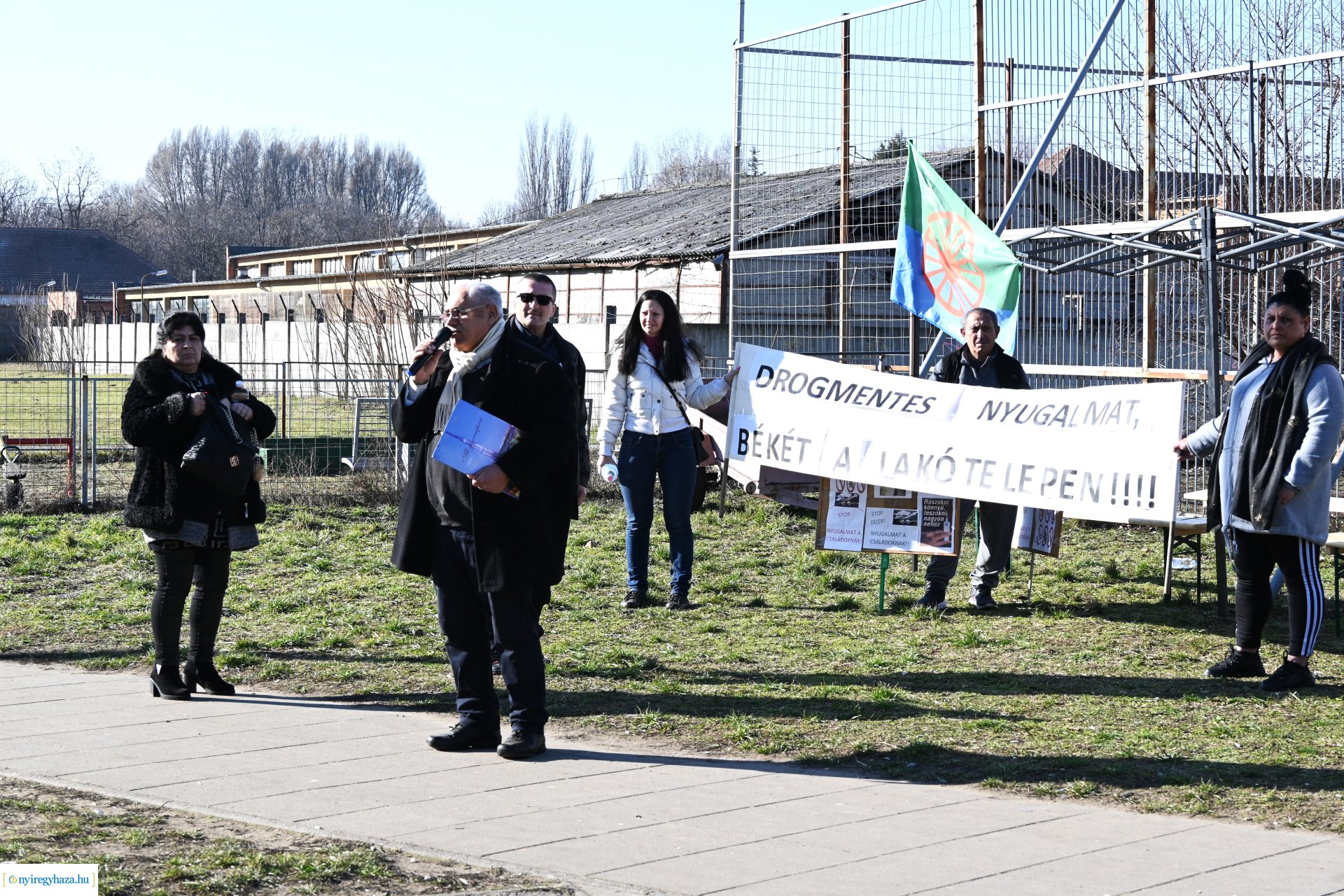 Drogellenes felvonulás a Huszártelepen