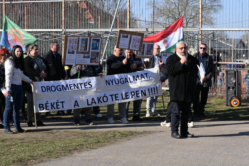 Drogellenes felvonulás a Huszártelepen