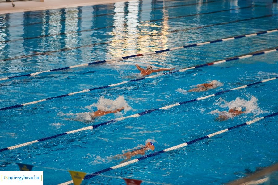 Edzés az uszodában