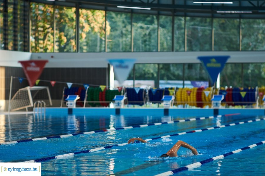 Edzés az uszodában