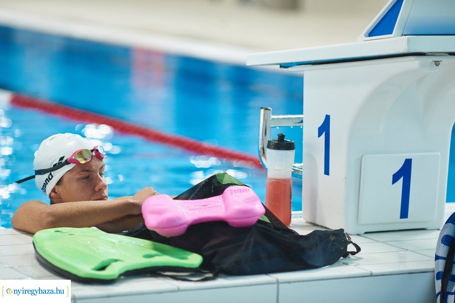 Edzés az uszodában