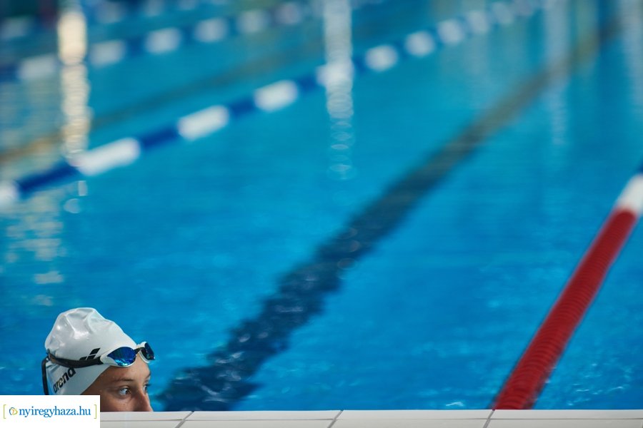 Edzés az uszodában