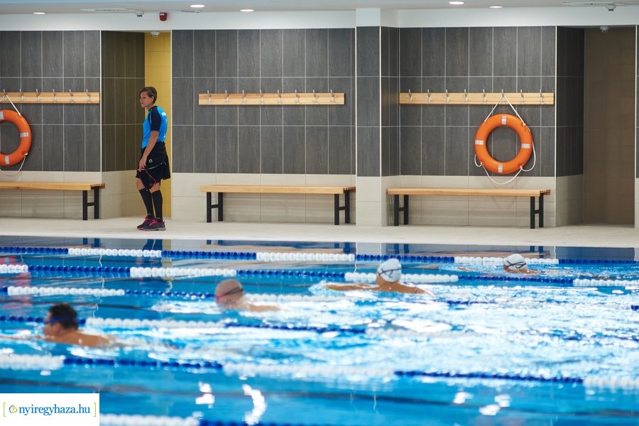 Edzés az uszodában