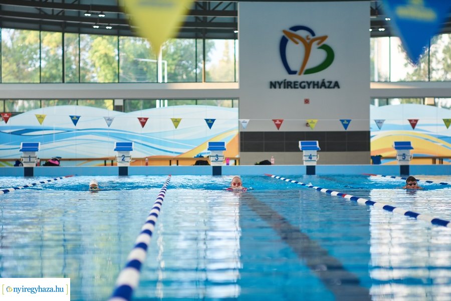 Edzés az uszodában