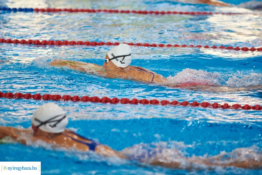 Edzés az uszodában