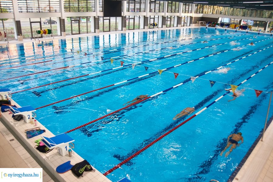 Edzés az uszodában