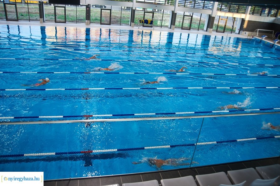 Edzés az uszodában