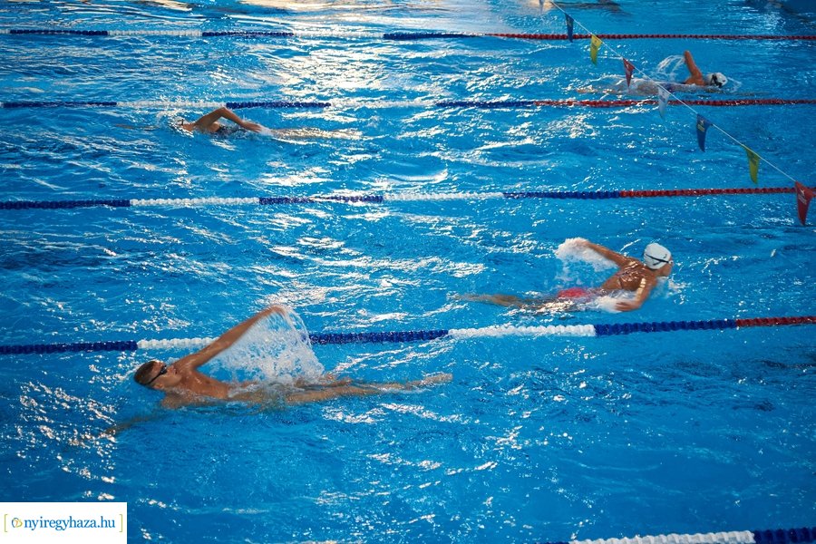 Edzés az uszodában