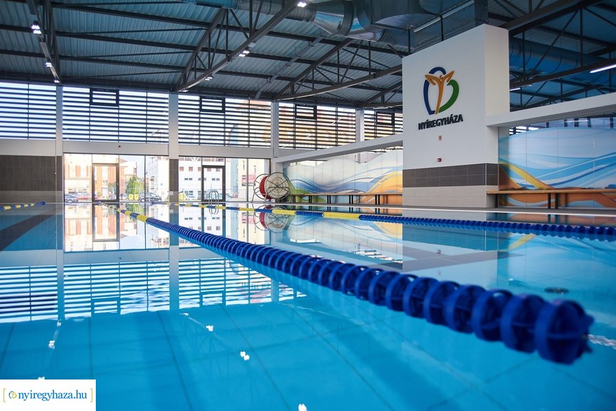 Edzés az uszodában